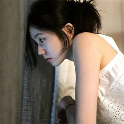 随盲柳入眠的女人